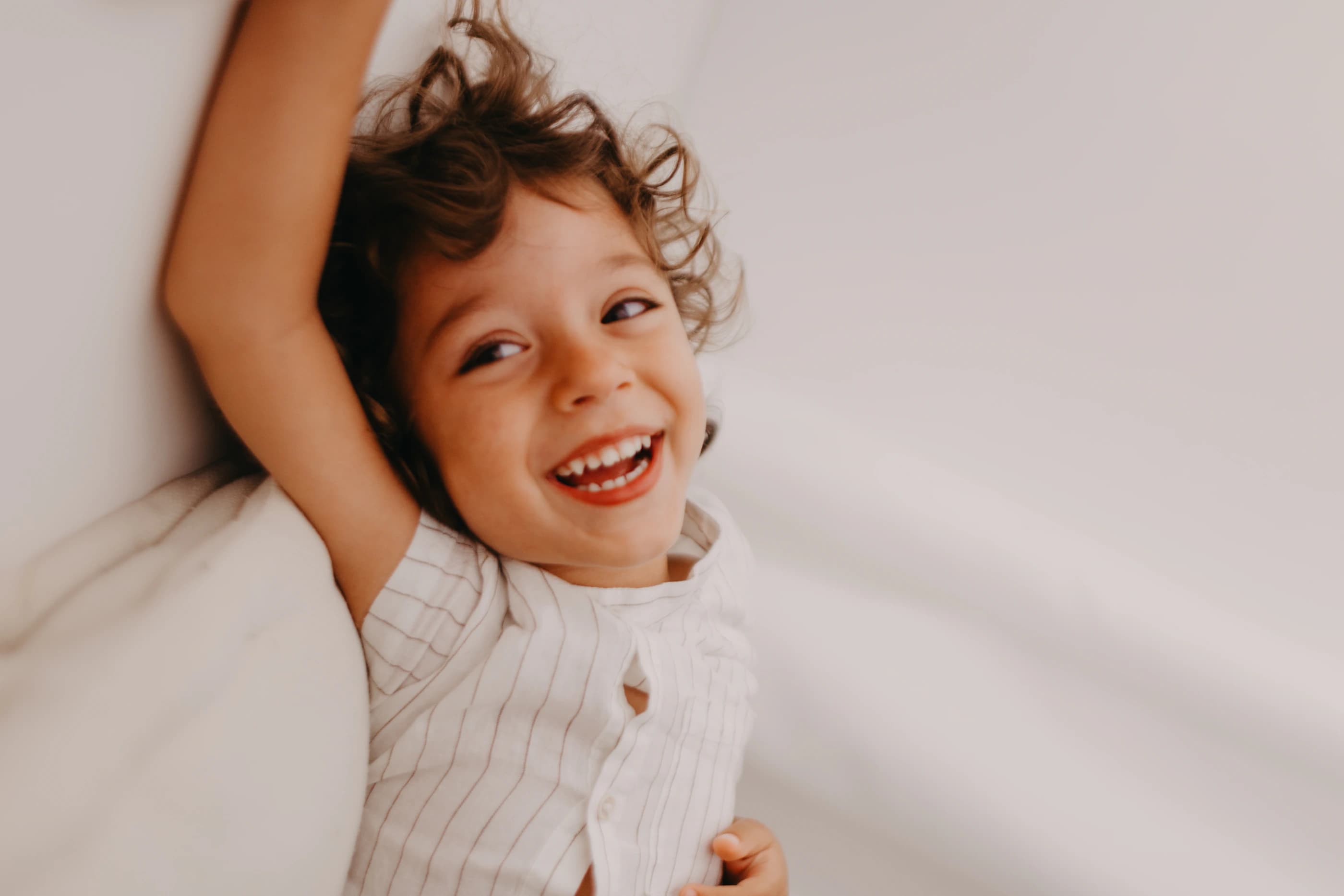 Bambino che ride durante una sessione fotografica