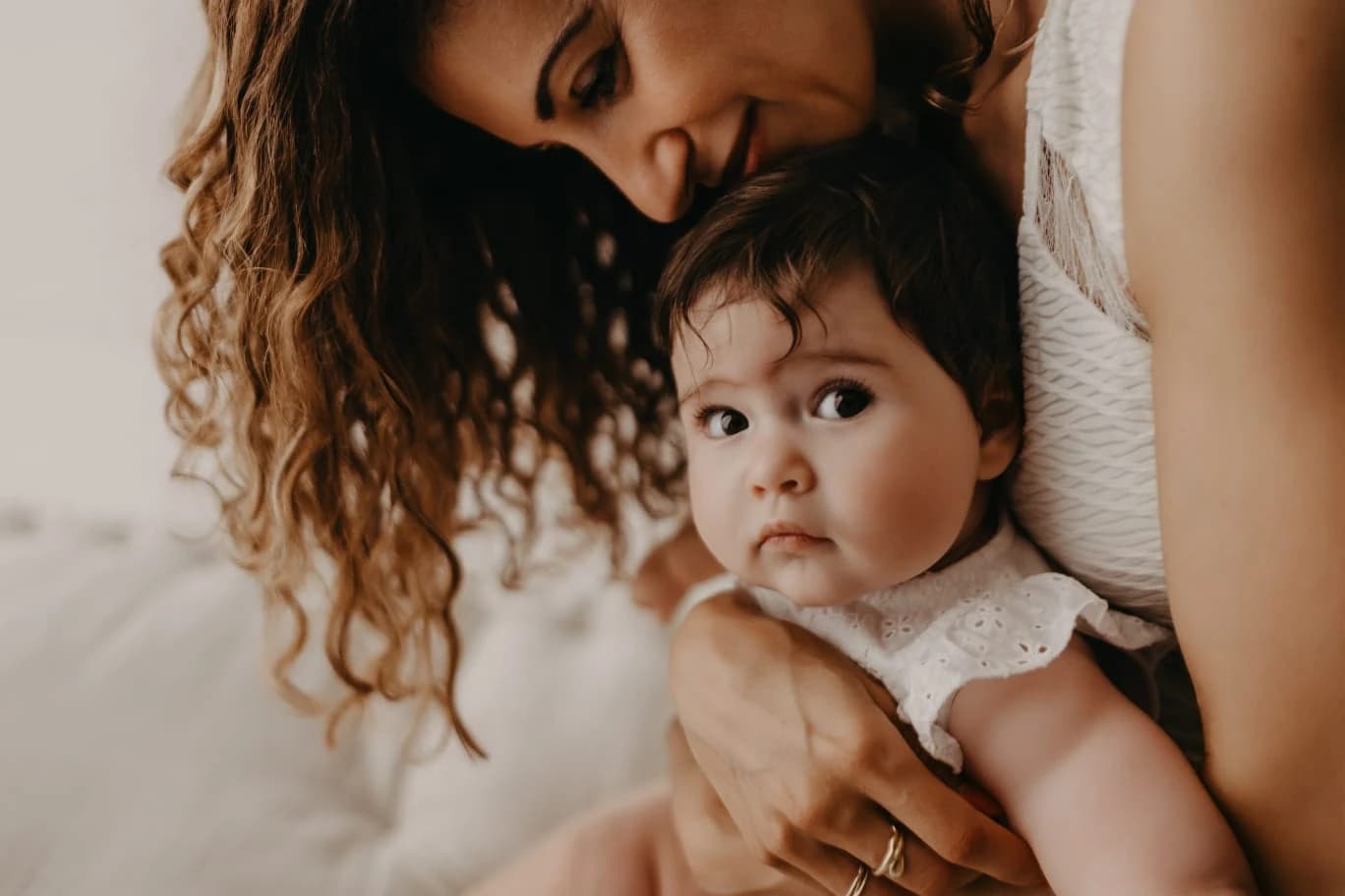 Mamma che abbraccia la sua bambina