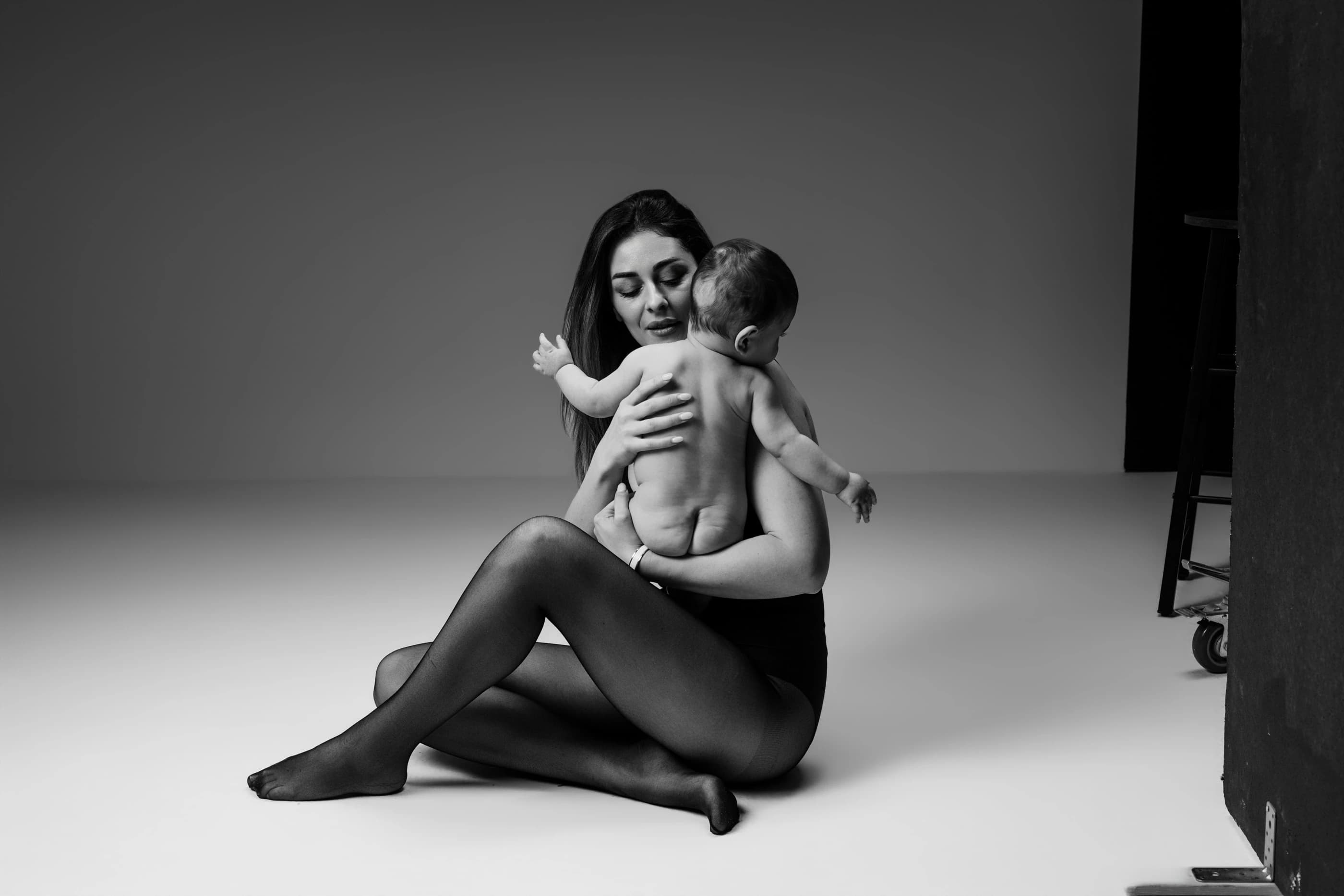 Mamma e bambino in un ritratto in bianco e nero