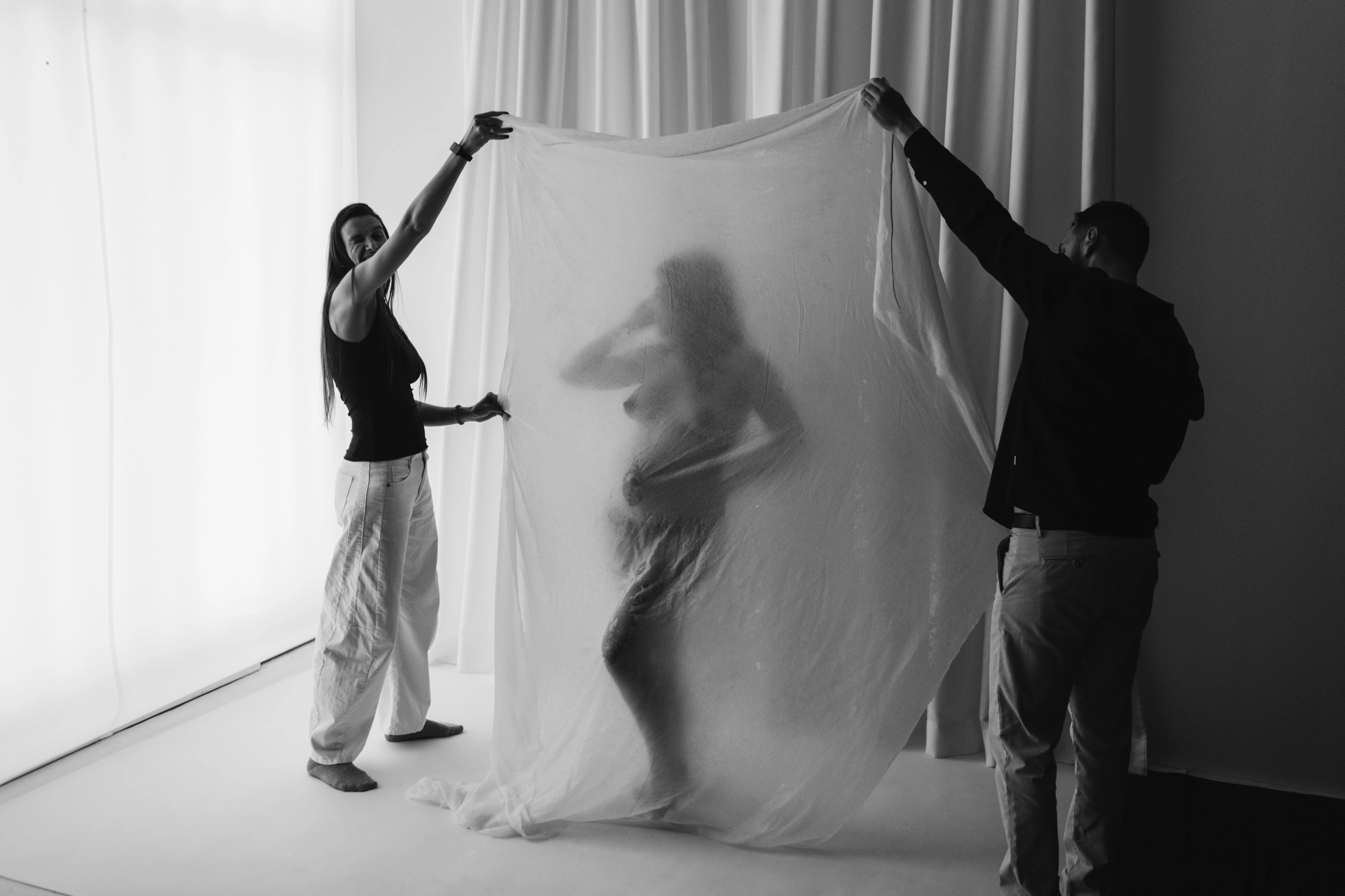 Momento dietro le quinte durante un servizio fotografico Maternity