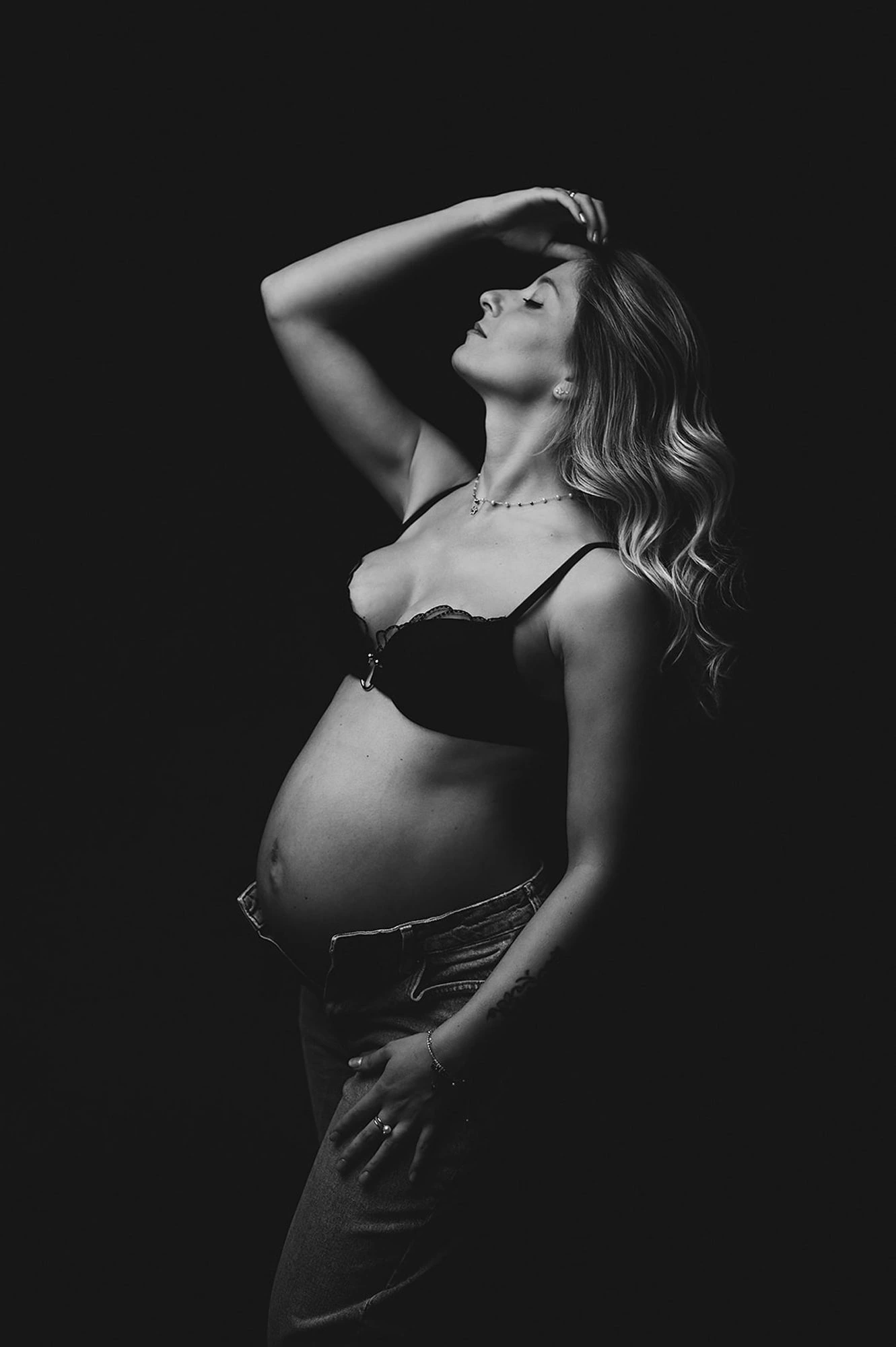 Ritratto Maternity in bianco e nero che valorizza la figura umana