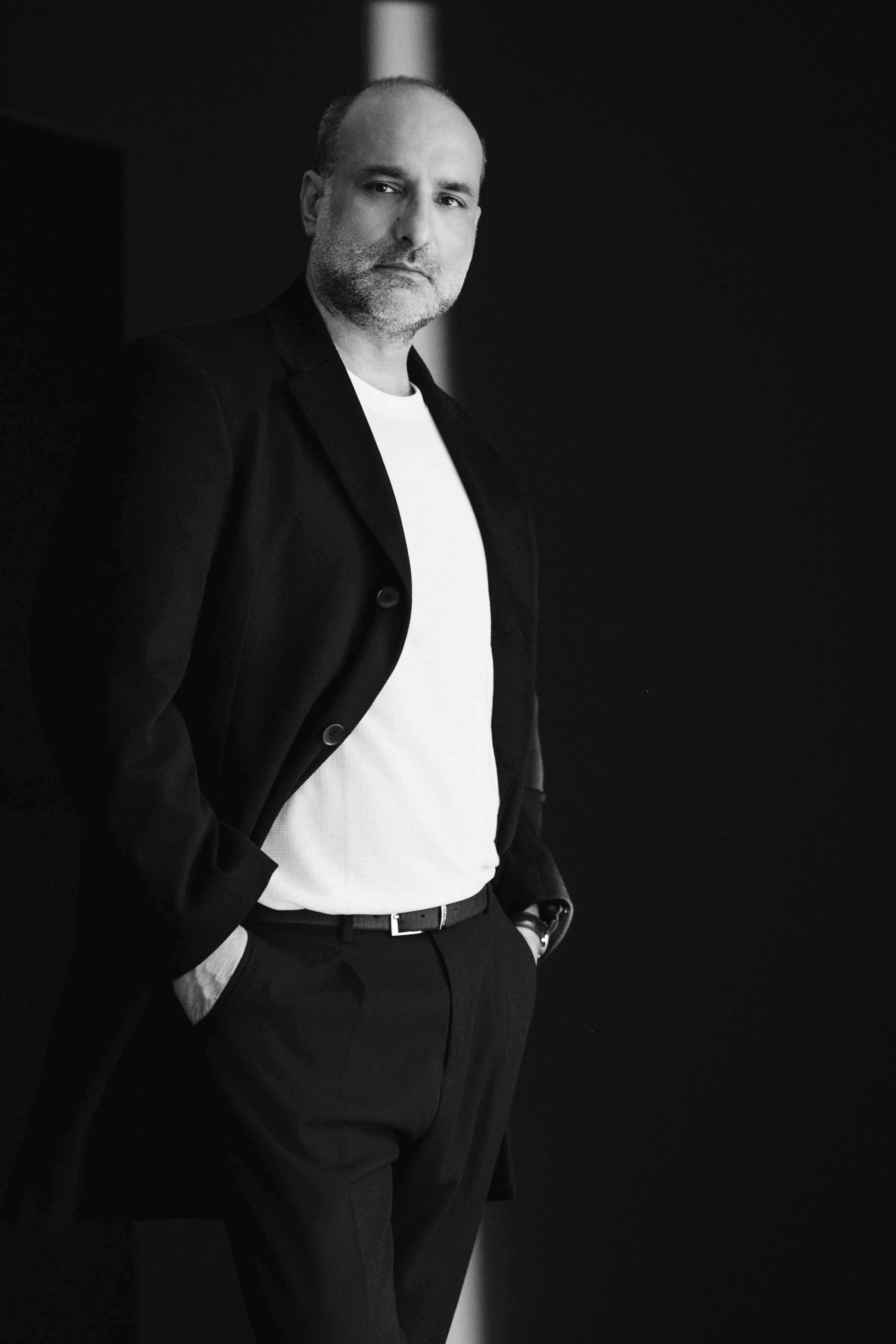 Mauro Aluffi in piedi in un ritratto in bianco e nero