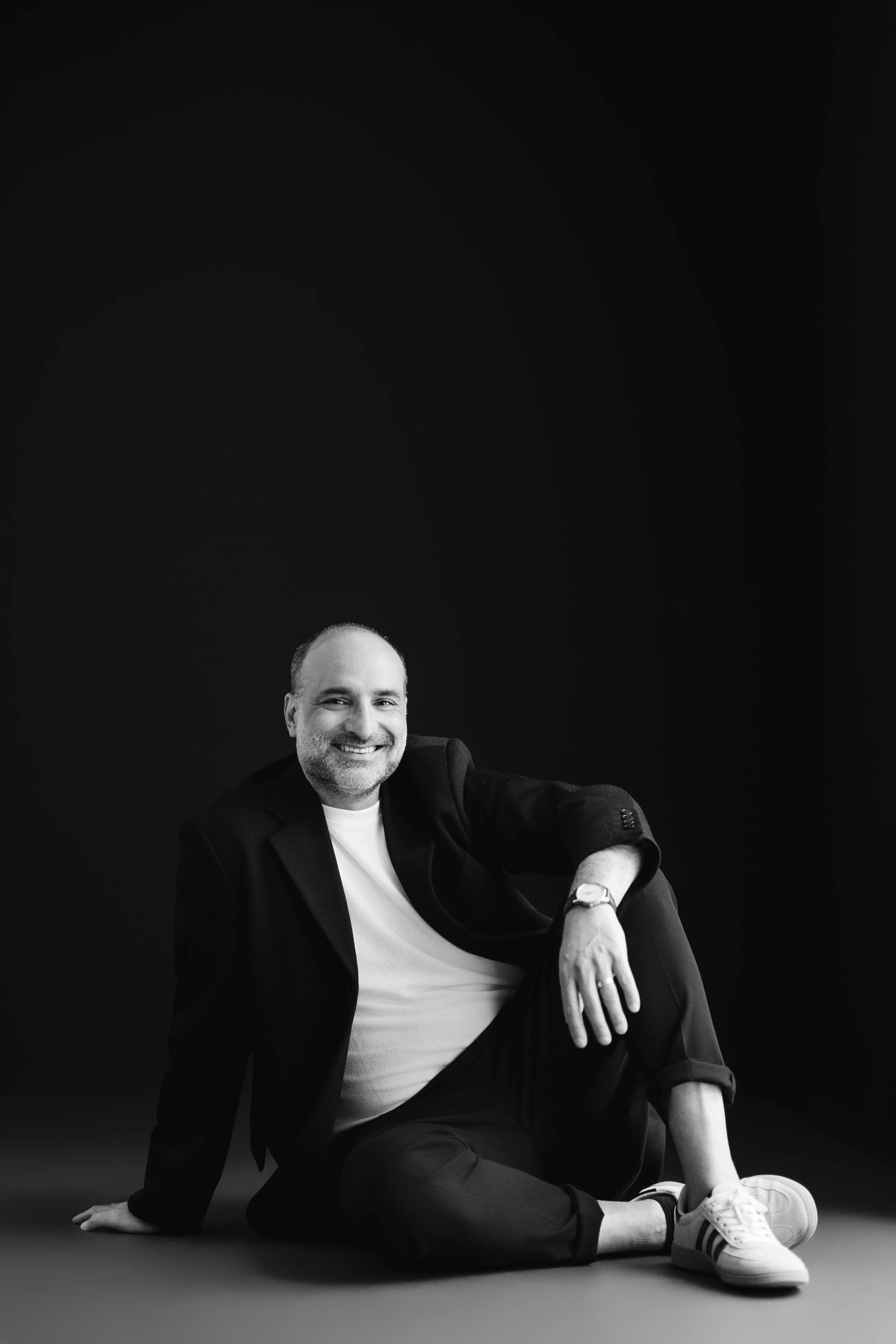 Mauro Aluffi sorridente, seduto in studio
