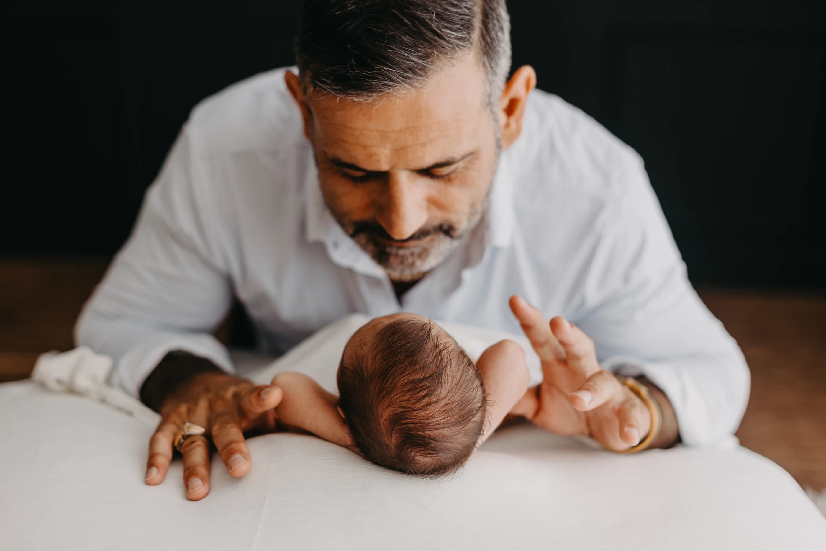 Padre che si avvicina al figlio appena nato