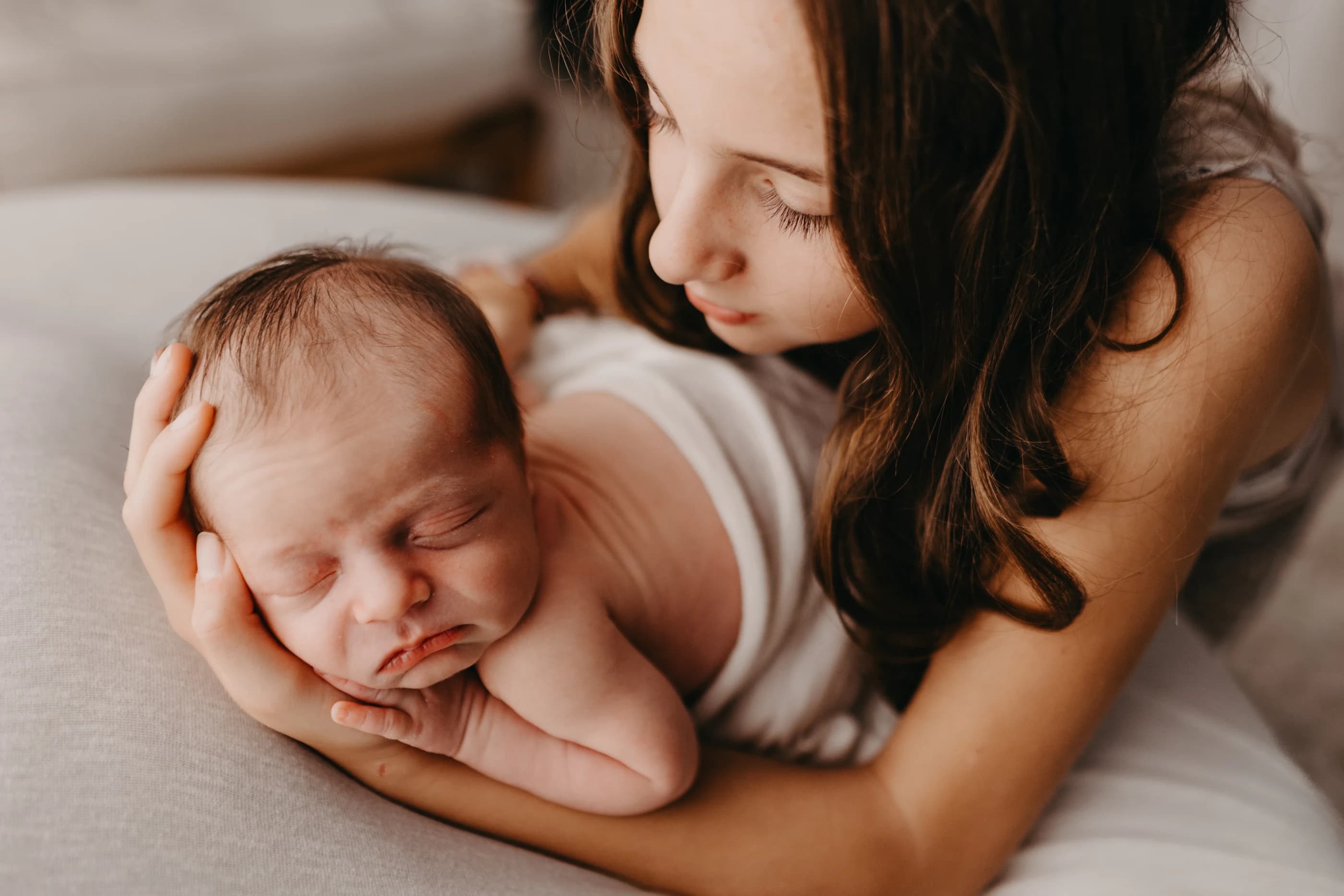 Sorella maggiore che accoglie tra le braccia il neonato