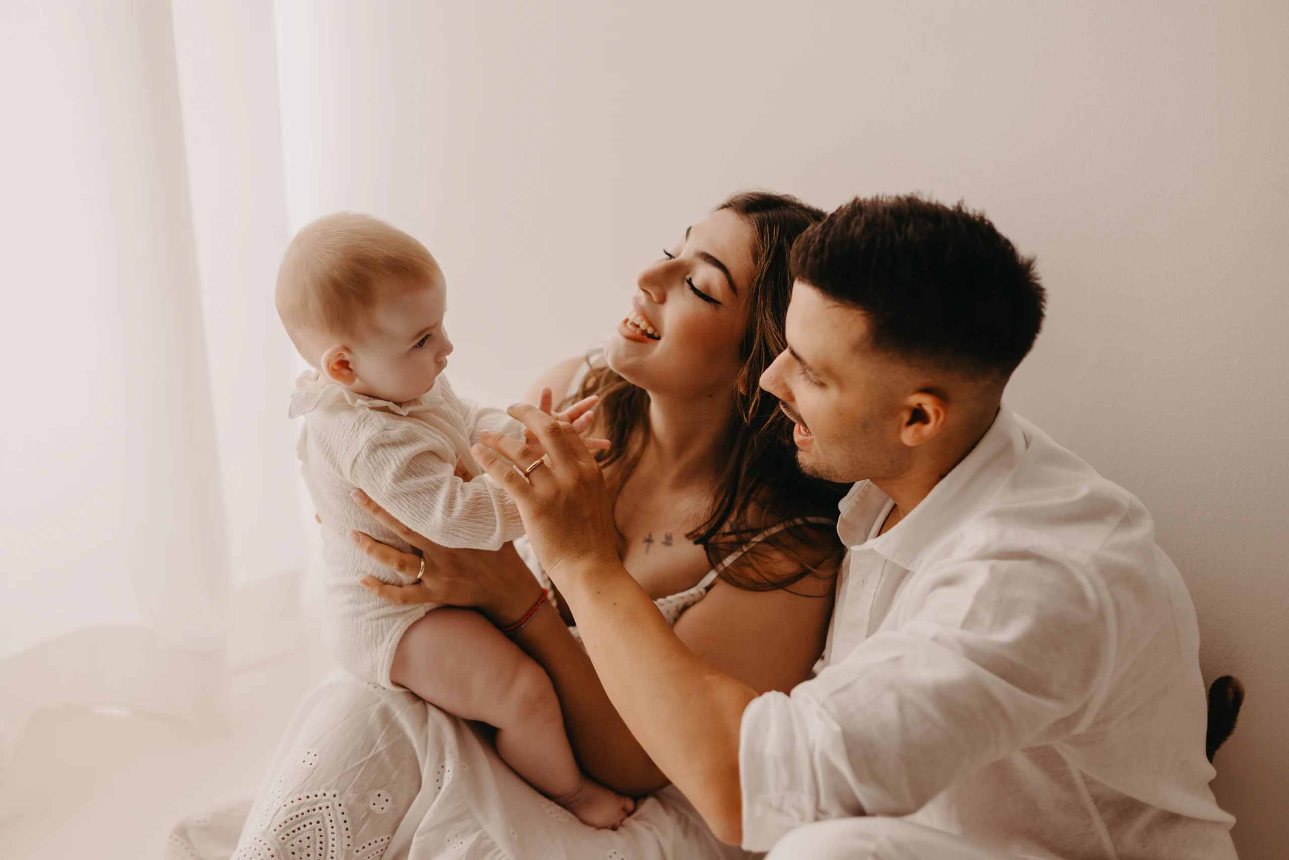 Sofia ride insieme a mamma e papà