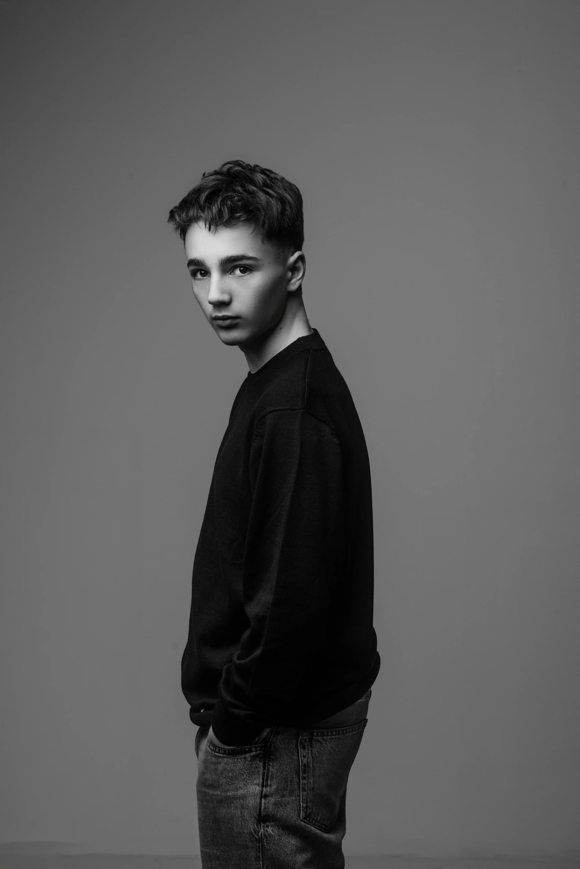 Ritratto in bianco e nero di un adolescente in studio