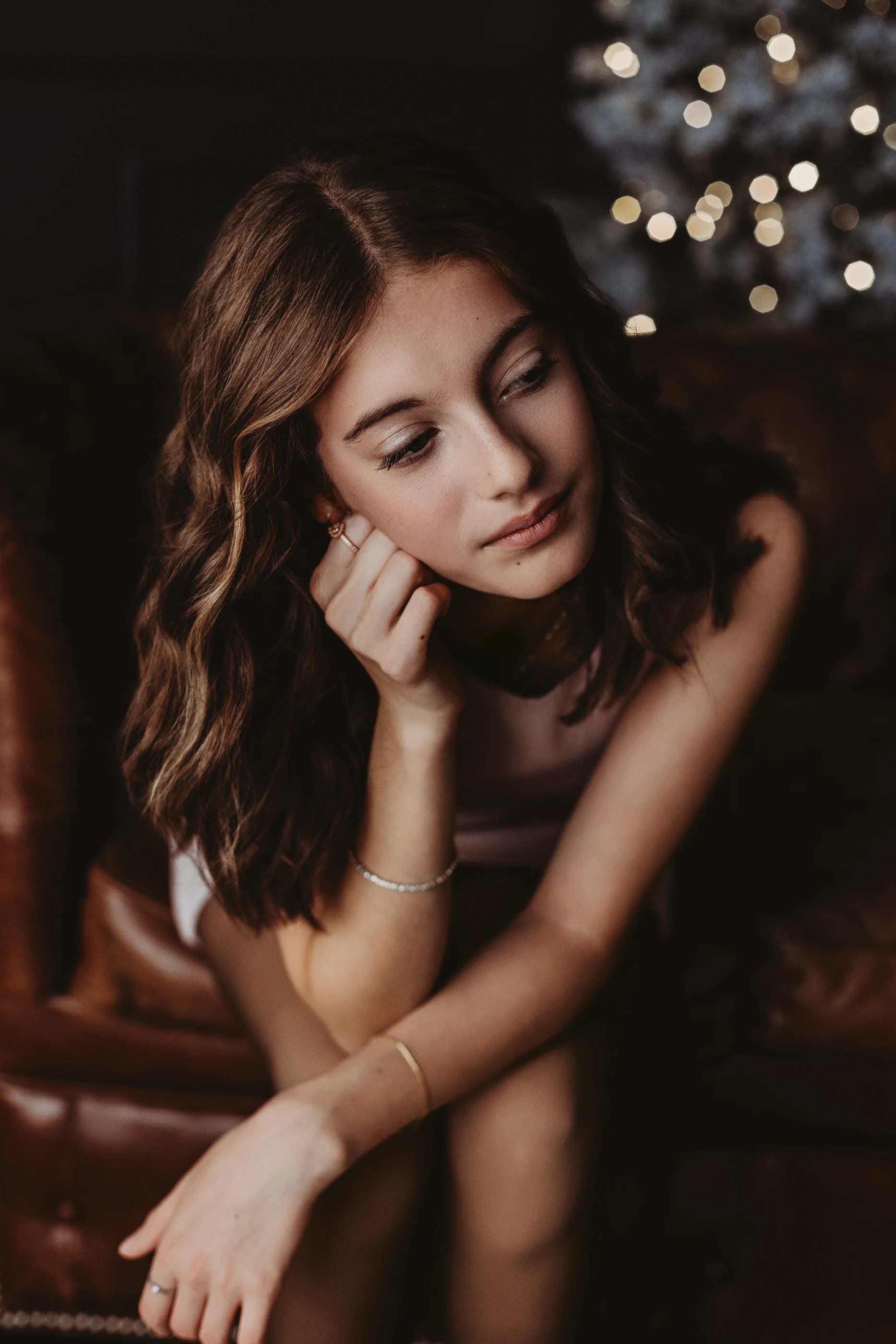 Ritratto di un’adolescente tra luci calde