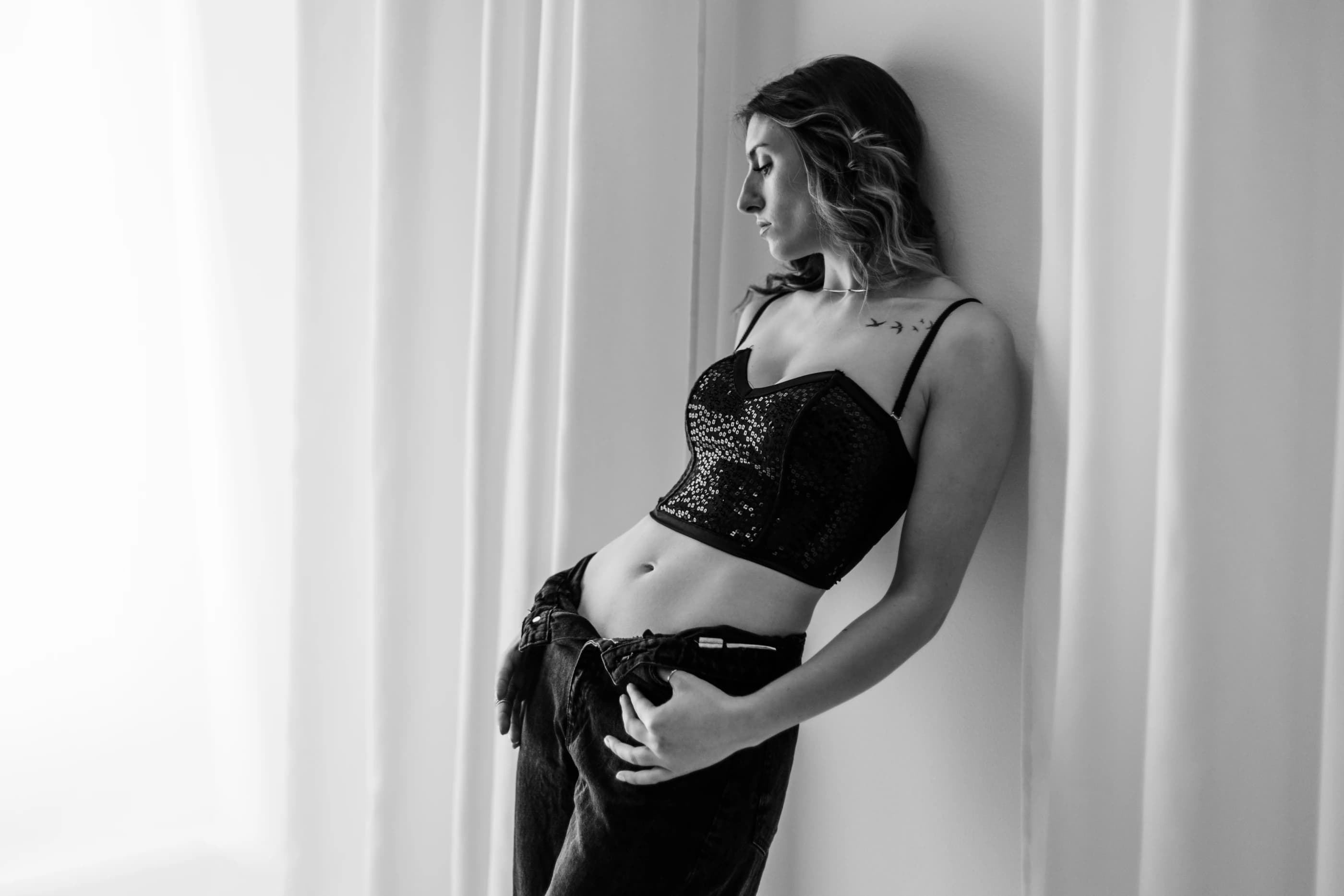 Ritratto in bianco e nero di una donna in luce naturale