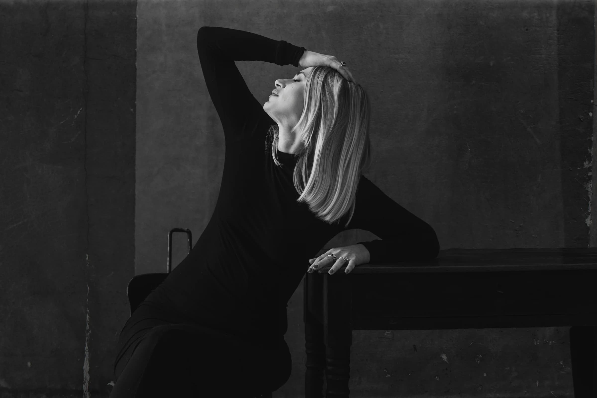 Ritratto espressivo in bianco e nero di una donna