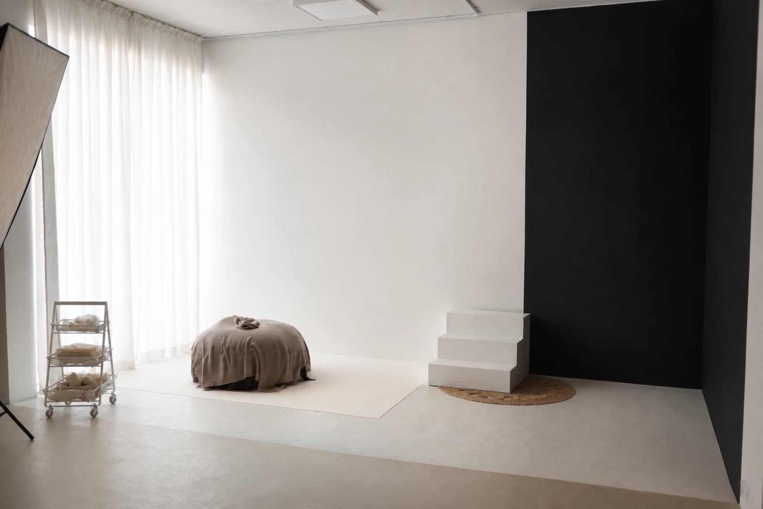 Sala di posa dello studio fotografico di Torino con fondali chiaro e scuro