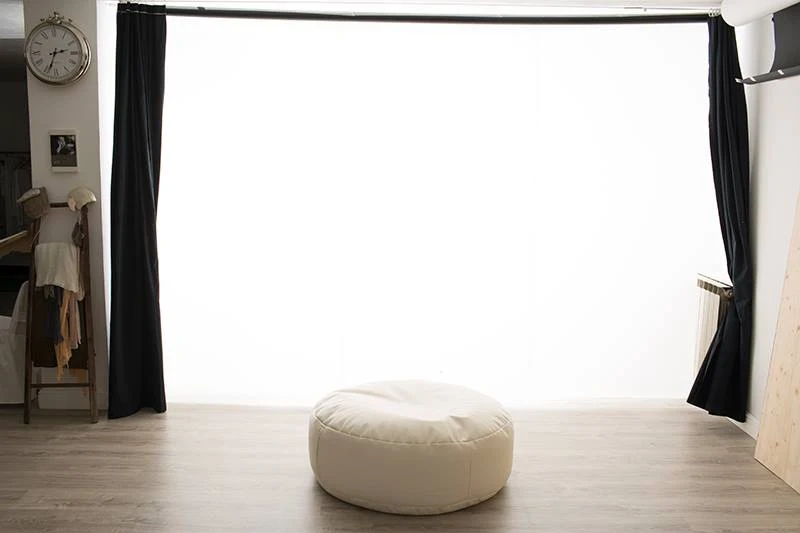 Set fotografico newborn con fondale luminoso e pouf centrale