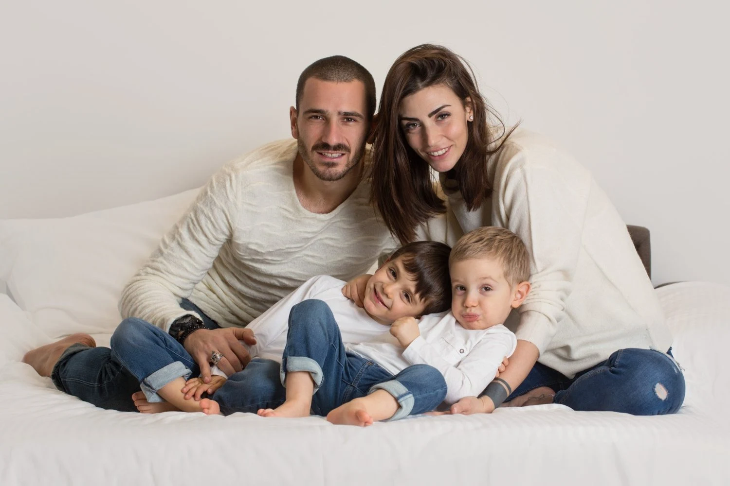 Famiglia Leonardo Bonucci Leonardo Bonucci e la sua famiglia seduti insieme in studio