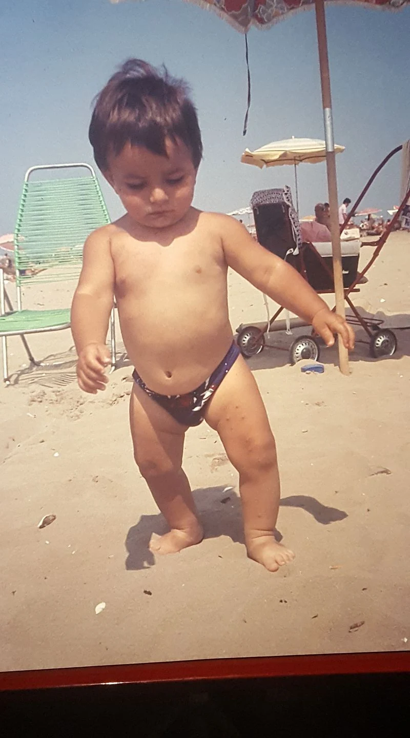 Mauro Aluffi da bambino mentre cammina sulla spiaggia