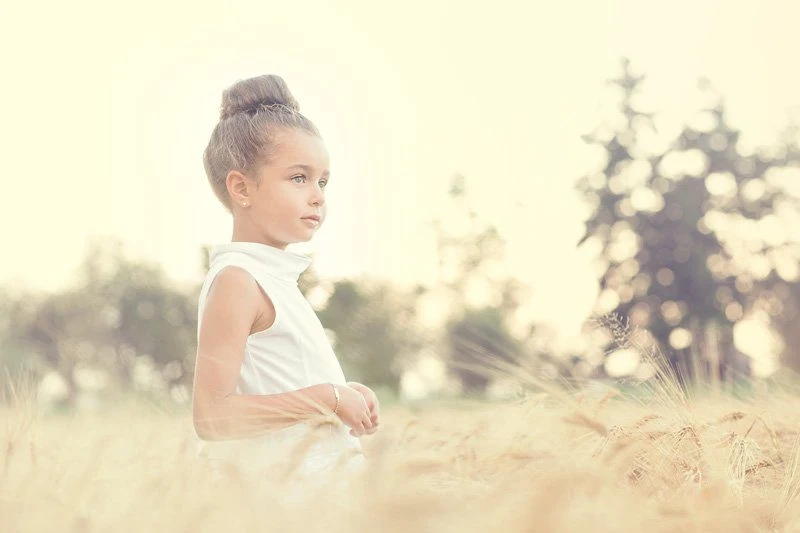 Ritratto luminoso di una bambina nel campo