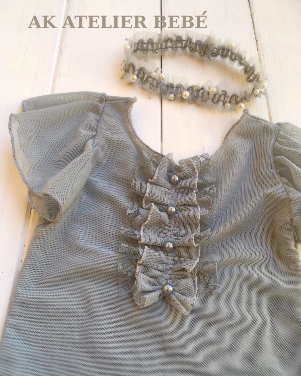 Completo grigio con cuffietta per una sessione newborn