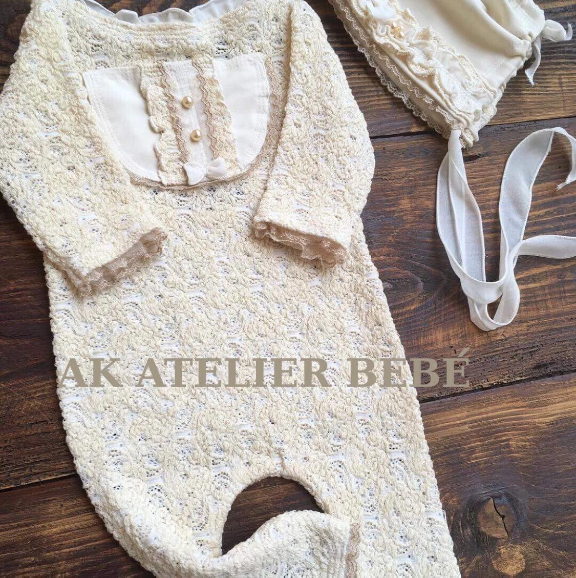 Completo in pizzo color crema per una sessione newborn