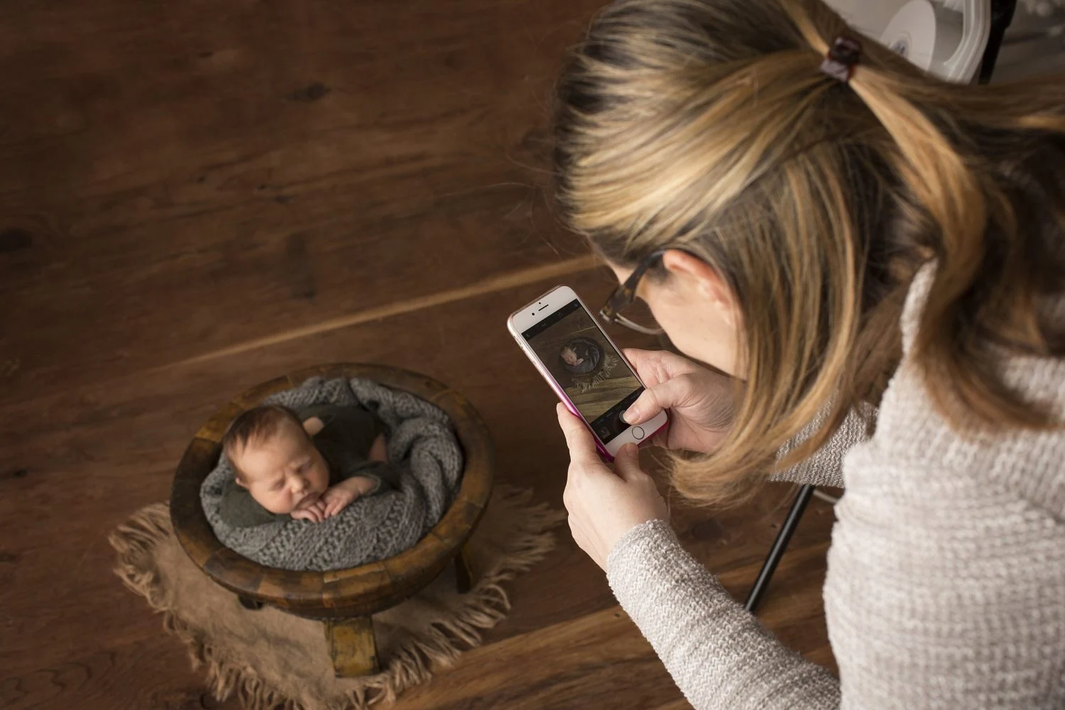 Fotografia dietro le quinte di una sessione newborn