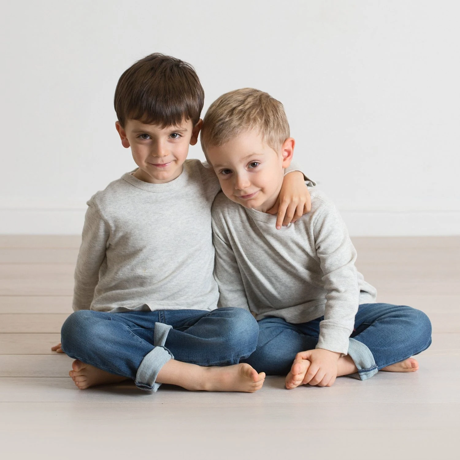Figli Leonardo Bonucci Due fratelli seduti e abbracciati in studio