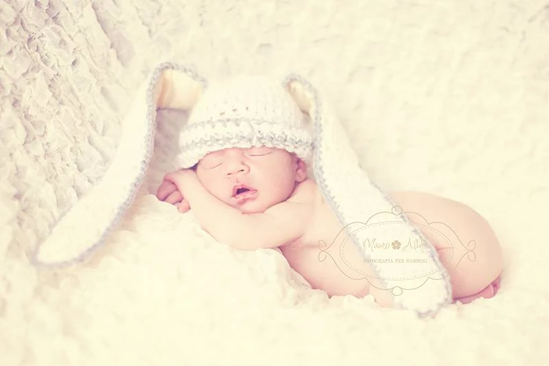 Neonato con cappello esageratamente grande
