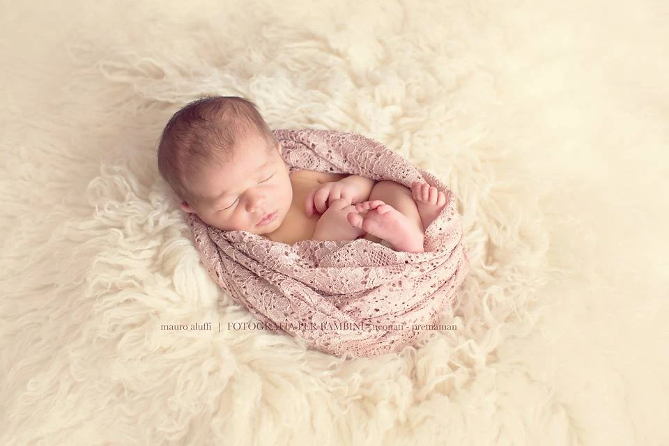 Neonato che dorme in una coperta pelosa