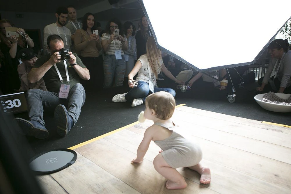 Fotografo riprende un bebè durante la convention CiFoto 2018