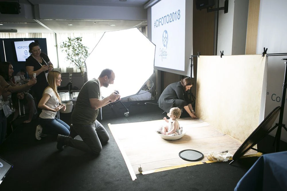 Dimostrazione di fotografia newborn durante la convention CiFoto 2018