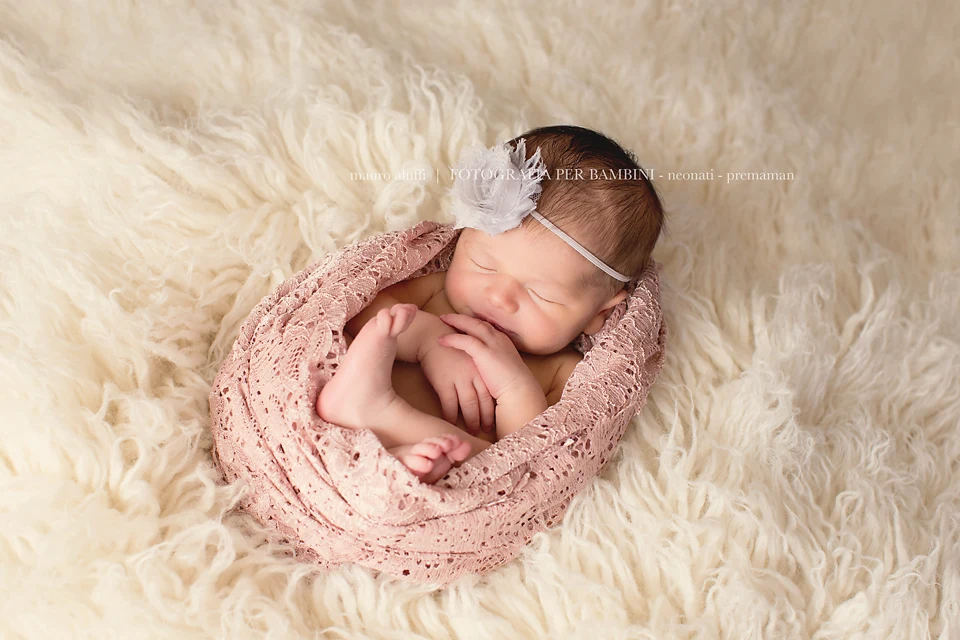 fotografo neonati cuneo Neonata addormentata avvolta in una coperta rosa
