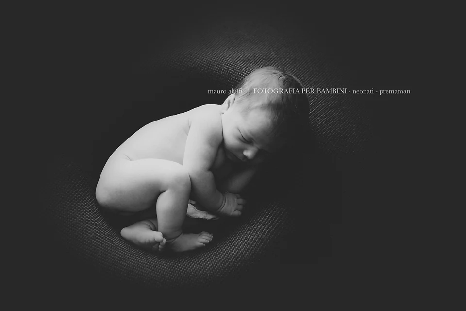 fotografo neonati cuneo Neonata addormentata raccolta su una coperta scura