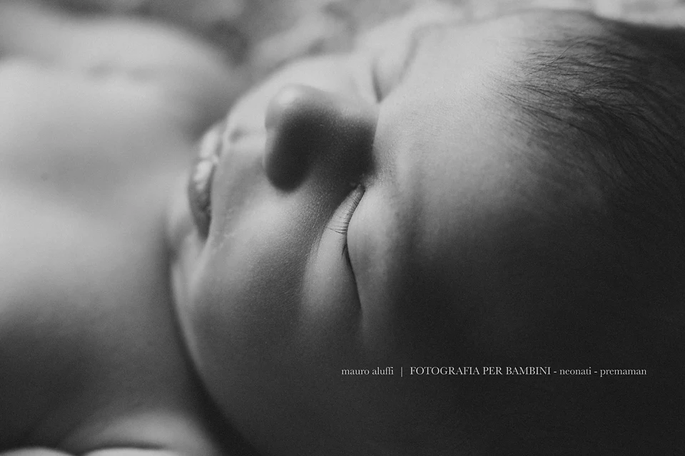 fotografo neonati cuneo Dettaglio in bianco e nero del viso della neonata
