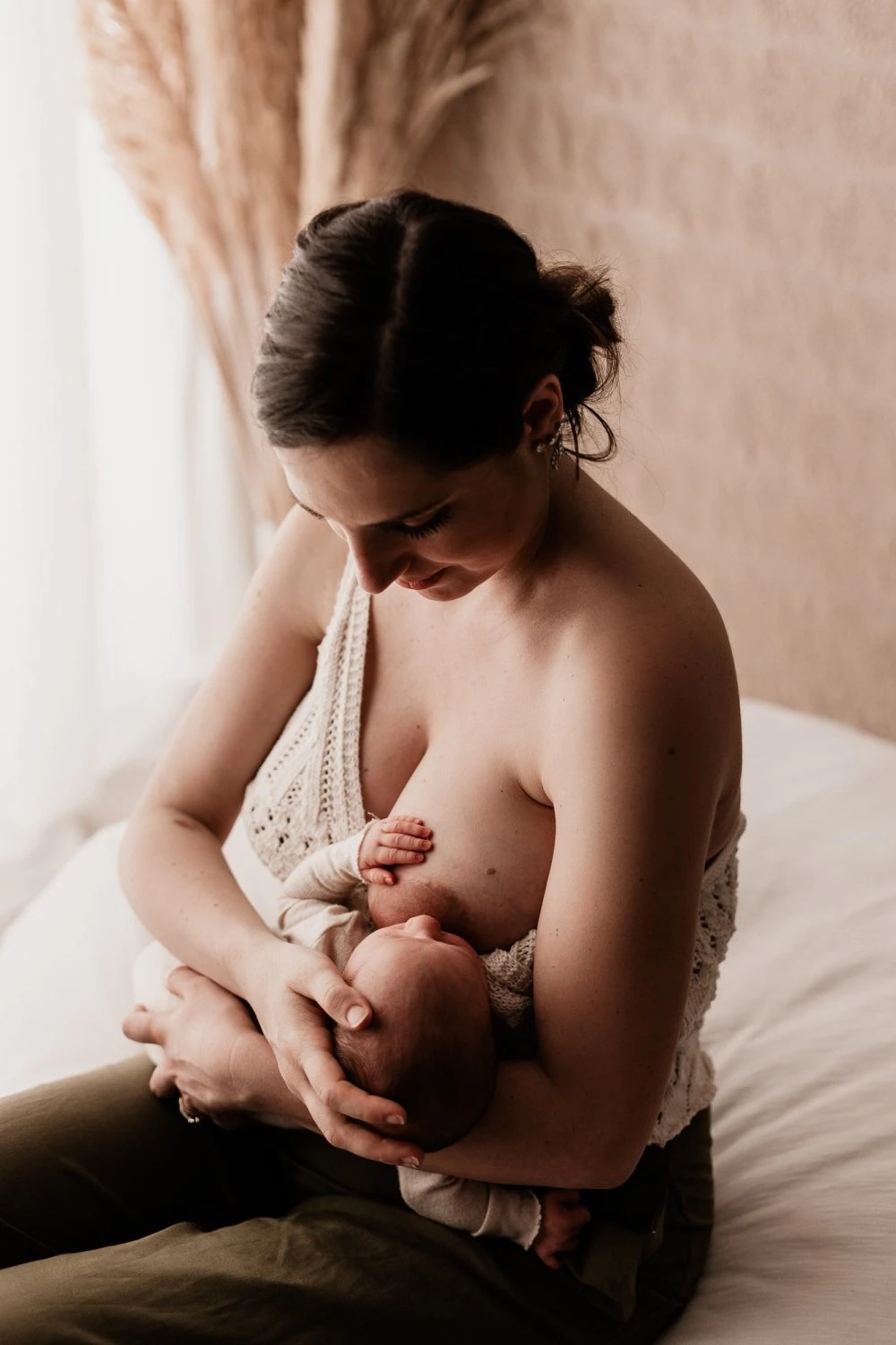 Madre tiene il neonato addormentato vicino al viso