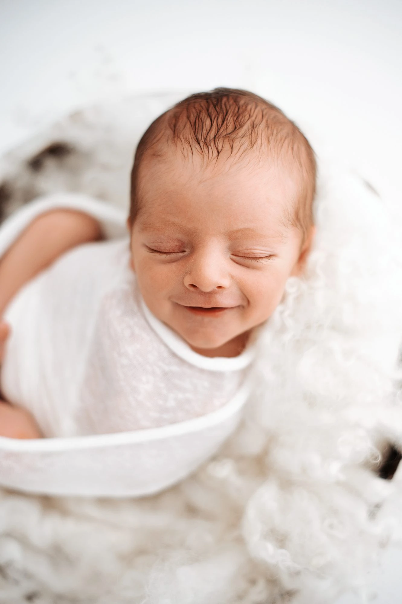 neonato fasciato di bianco