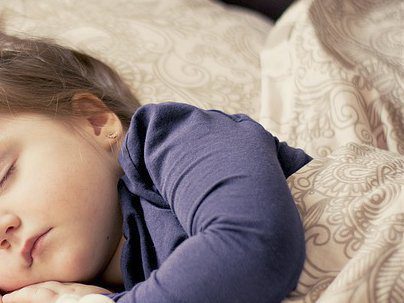 Bambina addormentata su un cuscino
