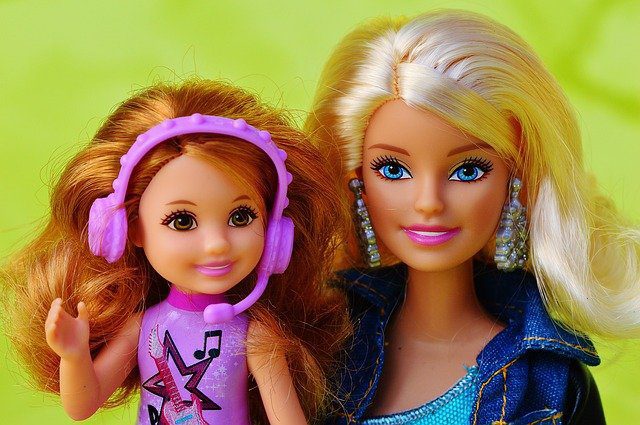 Bambola Barbie e bambina con cuffie viola