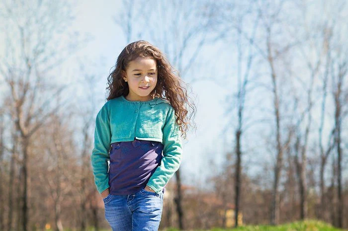 Bambina cammina su un sentiero in una giornata limpida