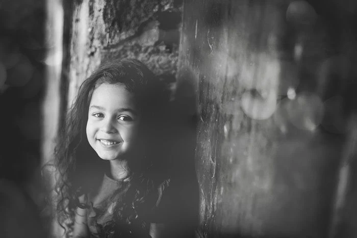 Ritratto in bianco e nero di una bambina sorridente
