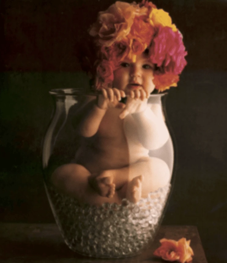 Composizione Maternity con una donna che tiene un mazzo di fiori