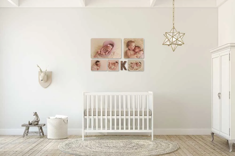 Cameretta con fotografie newborn appese sopra il lettino