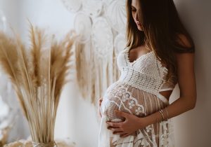 Mamma in dolce attesa durante un servizio fotografico di gravidanza professionale.