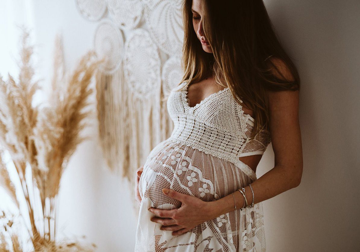 fotografo gravidanza torino mamma durante un servizio fotografico in studio