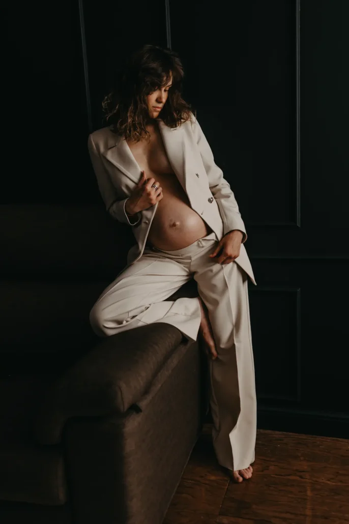Ritratto maternity elegante in studio con donna incinta illuminata in luce naturale