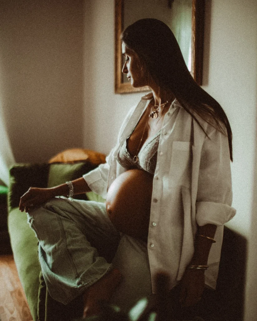 Dettaglio pancia in gravidanza con camicia aperta, fotografia maternity elegante